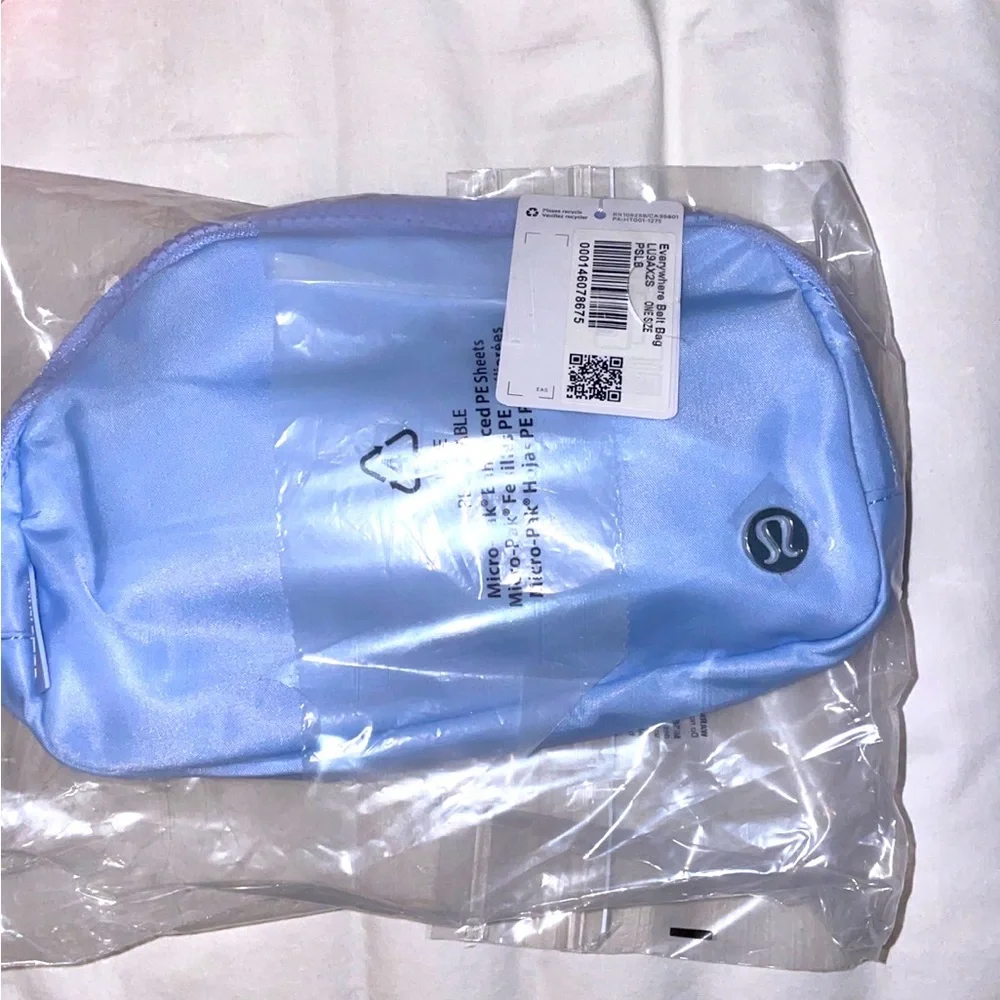 Lululemon Everywhere Belt Bag - 1L NWT Powder Blue - Picture 3 of 5
